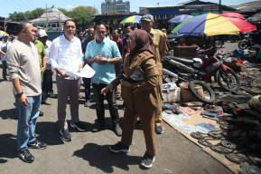 Wali Kota Eri Tata Pasar Loak Dupak Jadi Icon Kota Surabaya