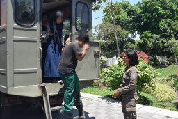 Amankan 10 Pelajar Bolos di Warung Kopi, Pemkot Surabaya Beri Sanksi Sosial