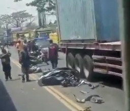 Sepeda Motor Tabrak Truk Trailer di Kalianak Surabaya, Korban Kritis