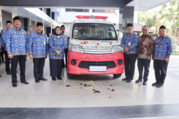 Bank Jatim Serahkan Bantuan Ambulans ke BKD Untuk KORPRI Jawa Timur