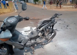 Tabrak Truk Sampah, Pemotor Wanita Tewas dan Motornya Terbakar