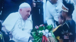 Kesederhanaan Paus Fransiskus, Naik Pesawat Komersil, Dijemput Innova hingga Menginap di Kedutaan