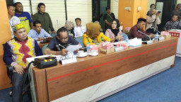 Kepala Desa Hilir Muara bersama Ratusan Nelayan Datangi Kantor DPRD Kotabaru
