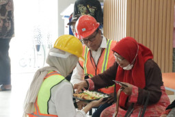 Kenakan APD ala Pekerja Proyek, Kejutan BRI Jombang di Hari Pelanggan Nasional 2024