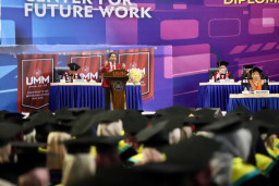 Wamen ATR/Waka BPN Beri Orasi Ilmiah Ajak Wisudawan UMM untuk Terus Belajar