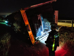 Mengantuk, Truk Pengangkut Mobil Baru Terguling di Tol Jombang