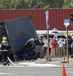 Truk Terguling lalu Tabrak Mobil, 5 Orang Tewas