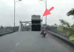 Jembatan Runtuh, Sebuah Truk Terperosok saat Melintas
