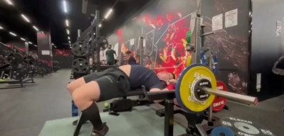 Diduga Tak Kuat, Pria Ini Tercekik Barbel saat Berlatih di Gym