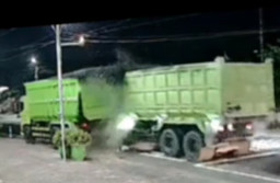 Truk Parkir di Jalan Raya Desa Besuk Lumajang, Ditabrak Truk Lain dari Belakang