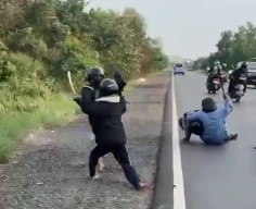 Viral! Remaja Tawuran Bawa Sajam di Tepi Jalan di Banjar