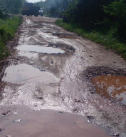 Jalan Rusak di Perumahan Alghoni, Warga Keluhkan Bahaya dan Minimnya Tanggapan Pemerintah