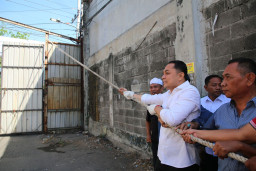 Setelah 6 Tahun Tertutup, Pemkot Surabaya Bongkar Tembok Jalan Tambak Wedi Baru