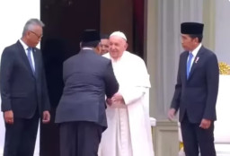 Sambut Paus Fransiskus, Jokowi Tak Lupa Kenalkan Prabowo
