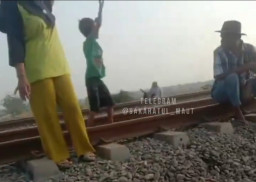 Bermain Dipinggir Rel, 4 Orang Tewas Tertabrak Kereta Api di Karawang