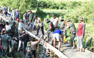 Warga dan TNI - Polri Gotong Royong Bangun Jembatan Penghubung Antar Desa di Buleleng