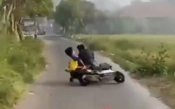 Dua Bocah Jatuh dari Sepeda Listrik, Diduga Kepala Bocor hingga Kejang