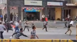 Ormas vs Debt Collector Tawuran di Depan Kantor Adira