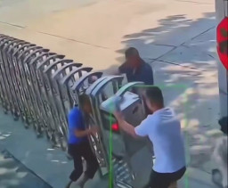 Satpam Tewas Terjepit Gerbang