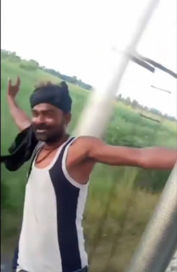 Ngevlog di Kereta Api yang Berjalan, Pria Ini Kritis Dihantam Tiang