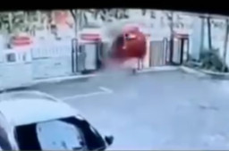 Rekaman CCTV, Brio Merah Tabrak Dinding Bodynya Terangkat karena Saking Kerasnya Benturan