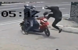 Pemilik Motor Tak Gentar Dua Maling yang Curi Motornya Bawa Senpi hingga Akhirnya Tersungkur