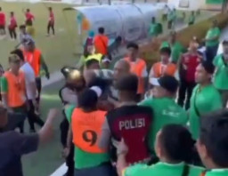 Kalah, Tim Sepakbola Putri Sumut Keroyok Wasit 