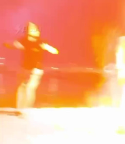 Asyik Joget di Pinggir Pantai, Wisatawan Disambar Petir