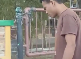 Ancam Sabetkan Ikat Pinggang, Pria Ini Minta Uang ke Orang Tua di Pinggir Jalan