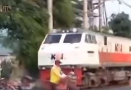 Pria Ini Nekat Nyeberangi Rel Meski Sudah Ditegur Petugas
