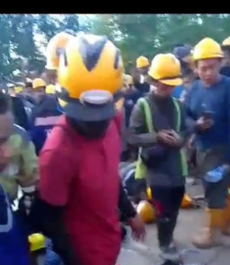 Pikap Angkut 14 Pekerja PT SSTT  Terguling saat Nyalip Bus, 2 Tewas
