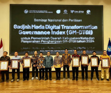 Kembangkan Layanan Publik Berbasis Digital, Pemkot Surabaya Raih Penghargaan Dari UGM