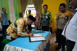 Perpanjangan Masa Jabatan 9 Kades dan 45 BPD se-Kecamatan Kelumpang Selatan Dikukuhkan Bupati