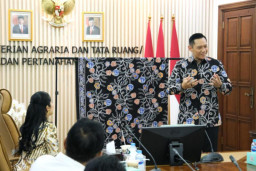 Hari Batik Nasional, Menteri AHY Luncurkan Batik Sekar Pace Bhumi