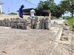 Pembangunan Jalan Paving di Desa Peterongan Jombang, Picu Kecurigaan Warga