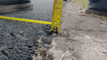 Proyek Pengaspalan di Bendungan dan Ciwaduk Dipertanyakan