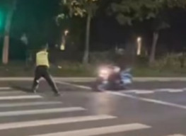 Tak Punya SIM, Pemotor Tabrak Polisi sampai Terpental