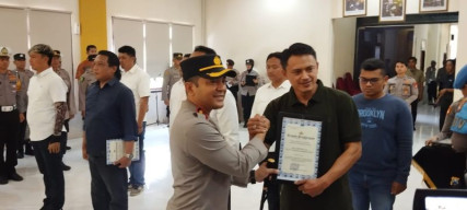 Kapolres Batu Berikan Penghargaan Kepada Lurah Temas dan 1 Warga Sipil Atas Prestasinya