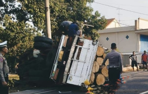 Menyeberang Jalan Kakak Beradik Ditabrak Truk Dekat Jembatan Bonex