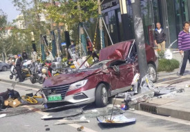 Taksi Online Tabrak Dua Pejalan Kaki, Pengemudinya Tewas