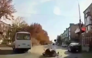 Tabrak Bus yang Sedang Belok, Pengendara Motor Tewas