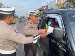 Pengendara Tertib Dapat Hadiah selama Operasi Zebra Semeru di Ponorogo