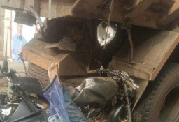 Motor Tabrak Truk yang Sedang Ganti Ban, Pengendara Kritis