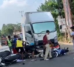 Diduga Sopir Tak Konsentrasi, Truk Tabrak Lima Pelajar Pengendara Motor