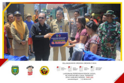 Pj Wali Kota Madiun Salurkan Bantuan Korban Rumah Roboh