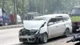 Lagi Cek Ban dan Muatan, Pengemudi Truk Tertabrak Mobil dari Belakang