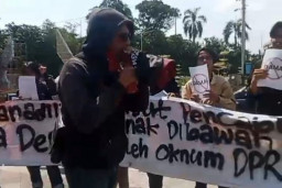 Terkait Kasus Dugaan Pencabulan Oknum Anggota DPRD Depok, Massa Gelar Aksi di Depan Polres