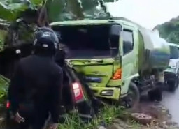 Calya Adu Banteng Lawan Truk, Sopir Kritis