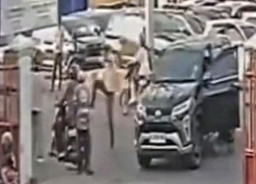 Viral! Pemotor Bersenggolan dengan Mobil saat Melintas Berujung Penganiayaan