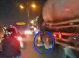 Maunya Nebeng lalu Terpeleset, Pria Ini Tewas Dilindas Trailer